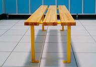 banc sur pieds d'un vestiaire de piscine